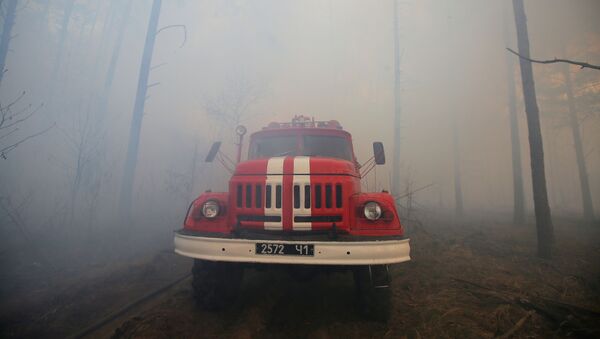 Пожарный автомобиль во время тушения огня в зоне отчуждения Чернобыльской АЭС - Sputnik Беларусь
