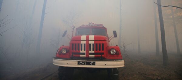 Пожарный автомобиль во время тушения огня в зоне отчуждения Чернобыльской АЭС - Sputnik Беларусь