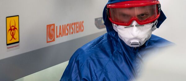 Специалист работает в российской мобильной лаборатории для диагностики COVID-19 - Sputnik Беларусь