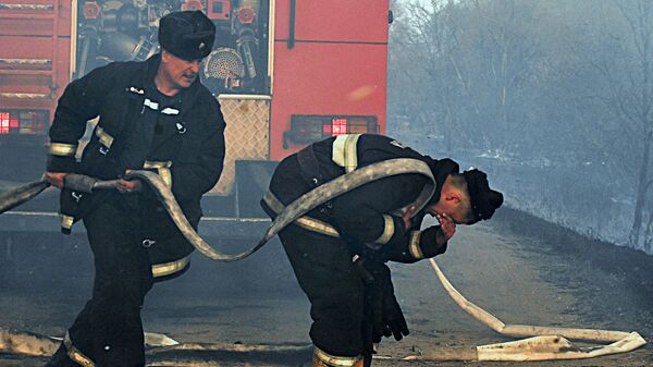 Спасатели МЧС тушат пожары  - Sputnik Беларусь