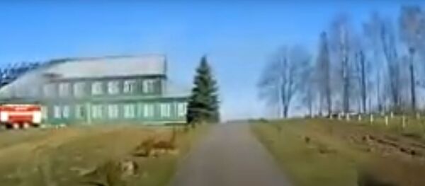 Спасатели показали, как тушили пожар в школе под Борисовом Спасатели показали, как тушили пожар в школе под Борисовом - Sputnik Беларусь