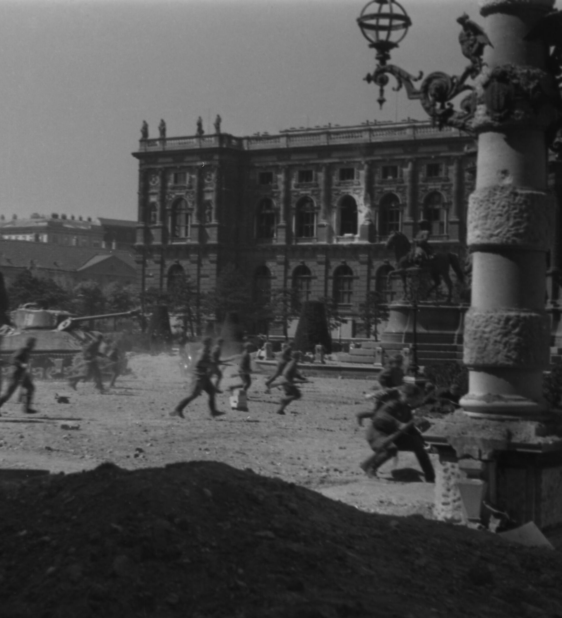 Венская наступательная операция. ВОВ 1945 Венская операция. 13.04.1945 Завершилась Венская наступательная операция.