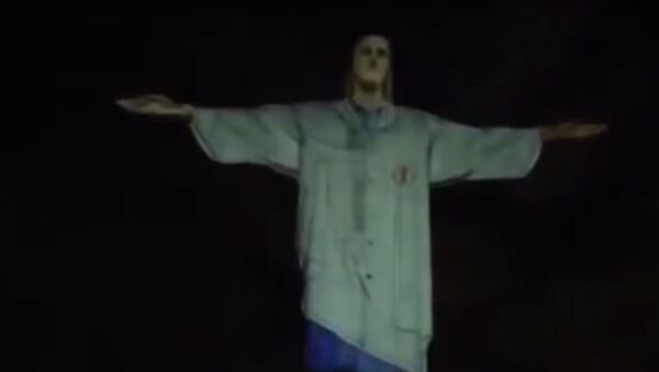 Статую Христа-Искупителя в Бразилии одели в халат врача - Sputnik Беларусь