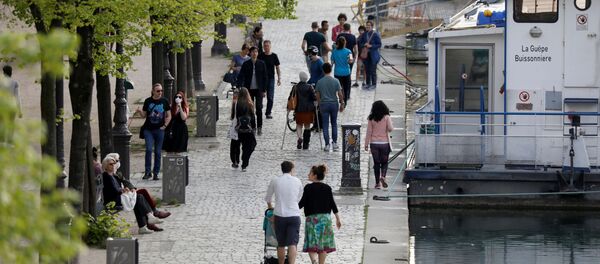 Люди гуляют по набережной Уркского канала в Париже Люди гуляют по набережной Уркского канала в Париже - Sputnik Беларусь