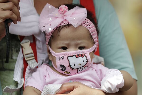 Малышка в защитной маске Hello Kitty в Маниле, Филиппины - Sputnik Беларусь
