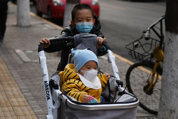 Маленькие дети в защитных масках на одной из улиц Пекина, Китай - Sputnik Беларусь