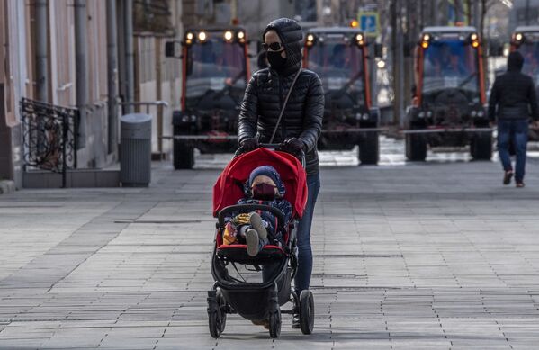 Мама с ребенком в защитных масках в центре Москвы - Sputnik Беларусь