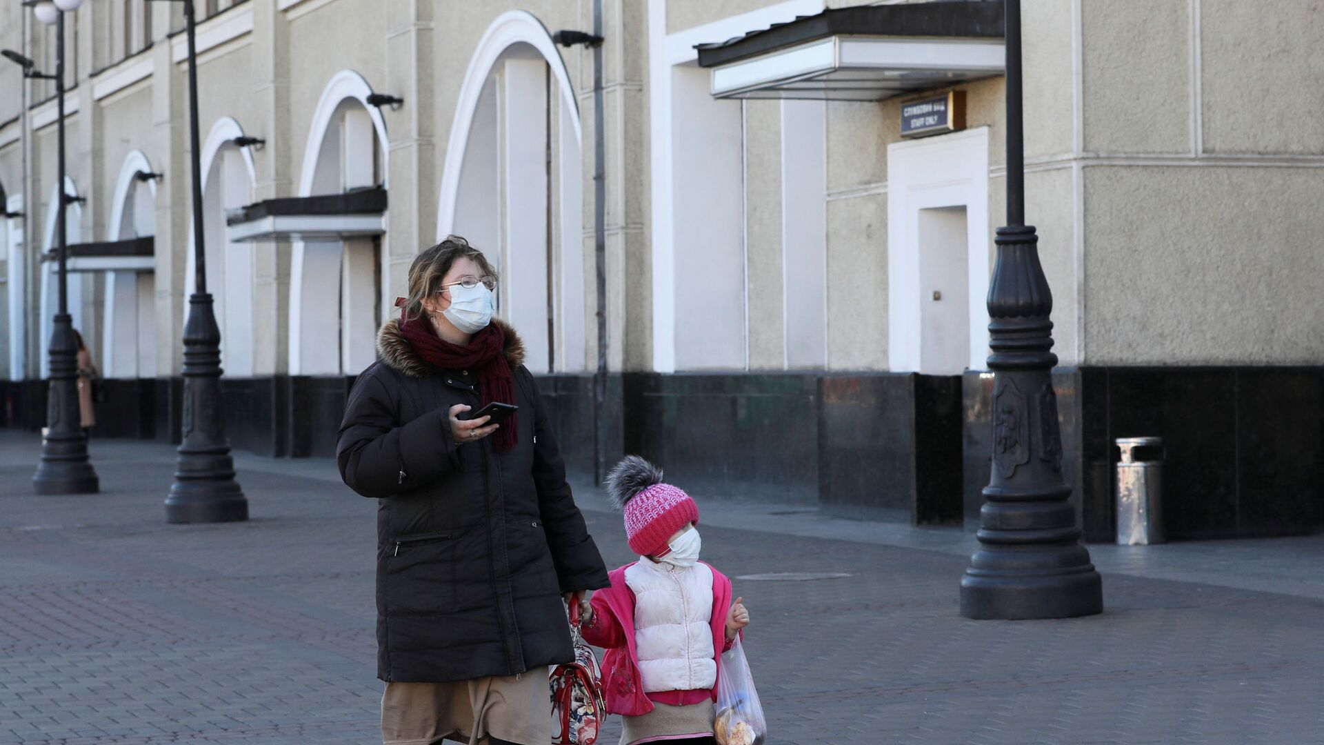 Женщина с ребенком в защитных масках на железнодорожном вокзале в Киеве, Украина - Sputnik Беларусь, 1920, 28.12.2021