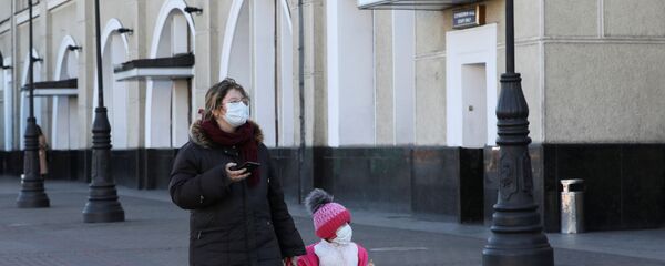 Жанчына з дзіцем у ахоўных масках на чыгуначным вакзале ў Кіеве, Украіна Жанчына з дзіцем у ахоўных масках на чыгуначным вакзале ў Кіеве, Украіна - Sputnik Беларусь