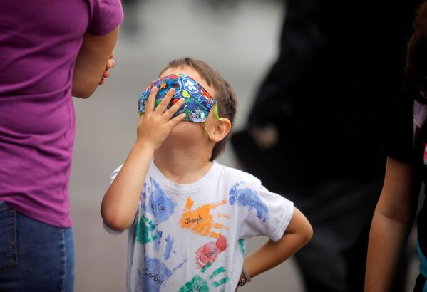 Мальчик в защитной маске у посольства Канады в Лиме, Перу - Sputnik Беларусь