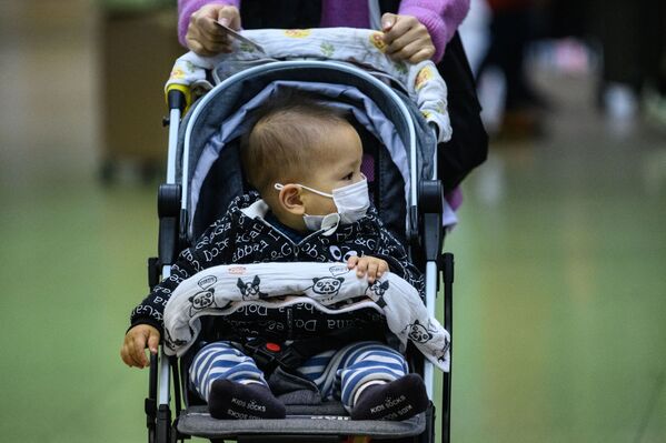 Малыш в защитной маске в Гонконге - Sputnik Беларусь