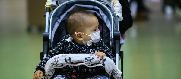 Малыш в защитной маске в Гонконге - Sputnik Беларусь