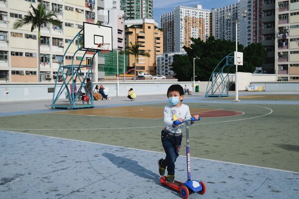Мальчик в защитной маске на детской площадке в Гонконге - Sputnik Беларусь