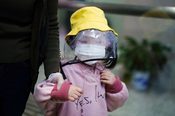 Ребенок в маске и защитном экране в провинции Хубэй, эпицентре вспышки коронавируса в Китае - Sputnik Беларусь