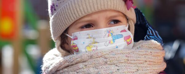 Девочка в медицинской маске в одном из детских садов в Москве - Sputnik Беларусь