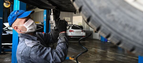 Сотрудник в сервисной зоне в одном из автосалонов - Sputnik Беларусь