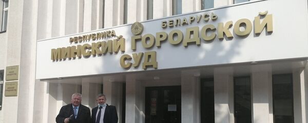 Защитники Дмитрия Шимановича пред зданием Минского городского суда - Sputnik Беларусь