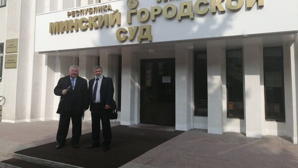 Защитники Дмитрия Шимановича пред зданием Минского городского суда - Sputnik Беларусь