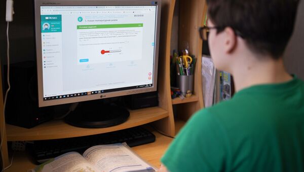 Школьница во время дистанционного обучения дома онлайн - Sputnik Беларусь