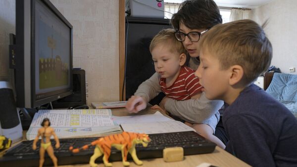 Мальчик занимается в школе онлайн в условиях самоизоляции у себя дома - Sputnik Беларусь