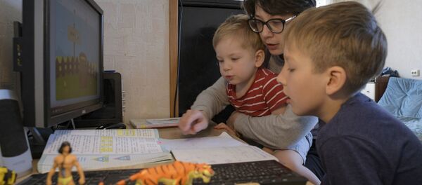 Мальчик занимается в школе онлайн в условиях самоизоляции у себя дома - Sputnik Беларусь