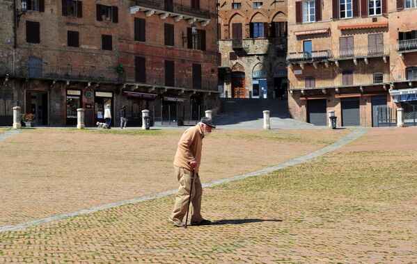 Старик идет площади Пьяцца-дель-Кампо в Сиене, Италия - Sputnik Беларусь