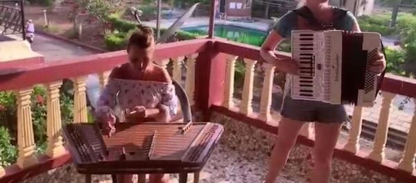 Застрявшие в Индии белоруски исполнили полонез Прощание с Родиной Застрявшие в Индии белоруски исполнили полонез Прощание с Родиной - Sputnik Беларусь