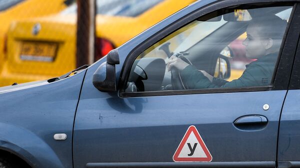 Начинающий водитель во время практических занятий в автошколе - Sputnik Беларусь