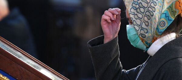 Верующая в маске в православном храме Минска - Sputnik Беларусь