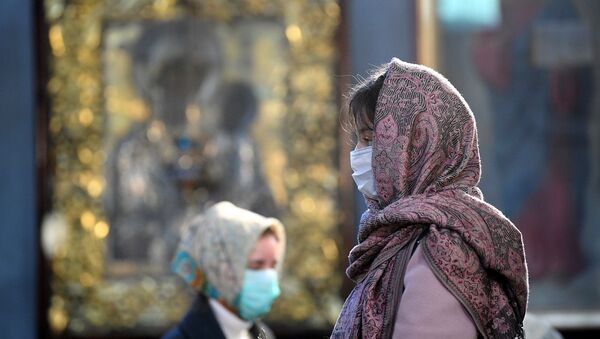 Верующие в масках в православном храме Минска - Sputnik Беларусь