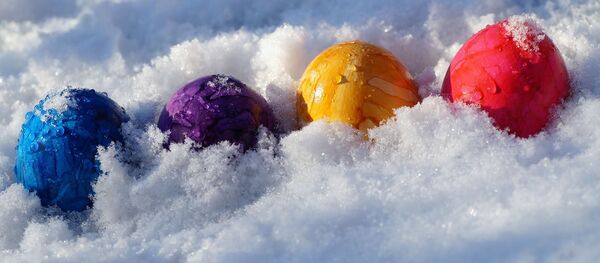 Пасхальные яйца в снегу, архивное фото - Sputnik Беларусь