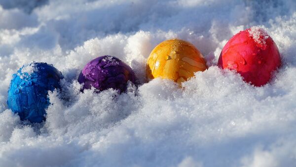 Пасхальные яйца в снегу, архивное фото - Sputnik Беларусь
