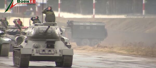 Т-34 во главе бронеколонны и Флейта: смотрите, как репетируют парад Т-34 во главе бронеколонны и Флейта: смотрите, как репетируют парад - Sputnik Беларусь