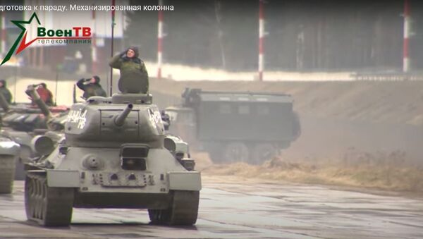 Т-34 во главе бронеколонны и Флейта: смотрите, как репетируют парад - Sputnik Беларусь