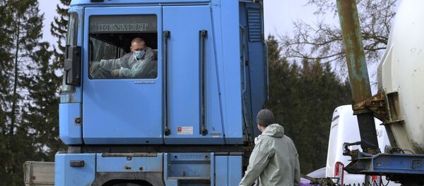 Все стараются максимально соблюдать меры предосторожности, водители лишний раз из машины не выходят - Sputnik Беларусь