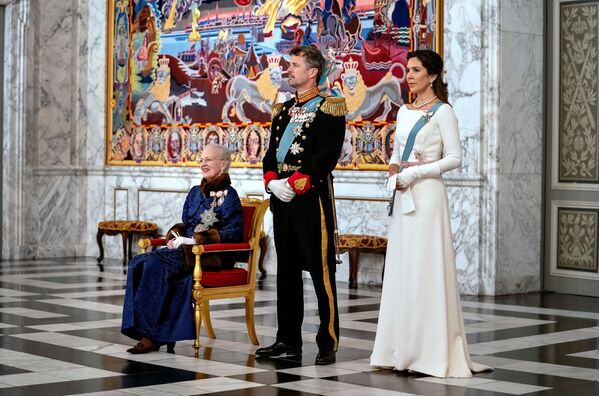 Датская королева Маргрете II находится на троне уже 48 лет. На фото она с наследным принцем Фредериком и его супругой наследной принцессой Марией в замке Кристиансборг в Копенгагене 2 января 2020 года. - Sputnik Беларусь