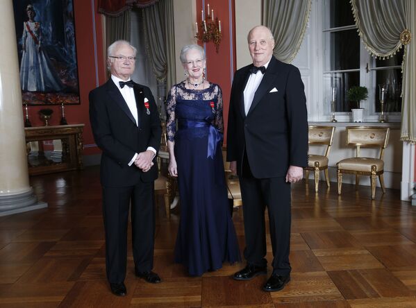 Королева Дании Маргрете II – двоюродная сестра короля Швеции Карла XVI Густава (слева на фото). Справа – король Норвегии Харальд V, принадлежит той же королевской династии.   - Sputnik Беларусь