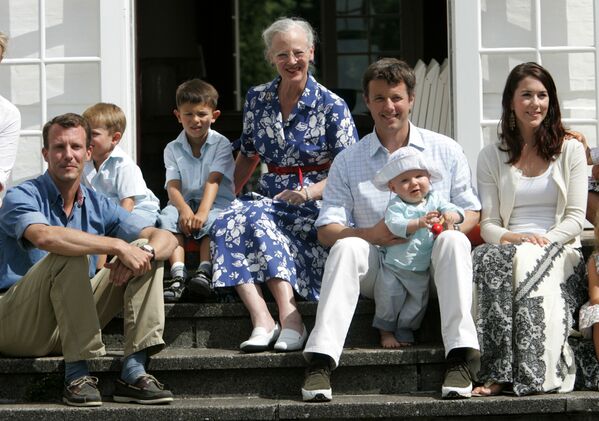 Королева Дании Маргрете II с сыновьями, внуками и невесткой в 2004 году.  - Sputnik Беларусь