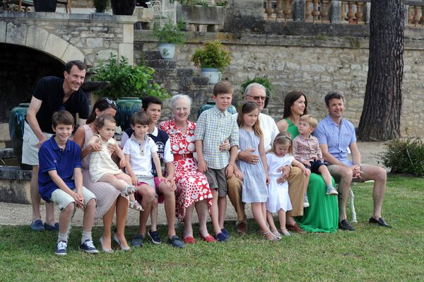 Это фото уникально тем, что на нем запечатлены оба сына королевы и все ее восемь внуков. - Sputnik Беларусь