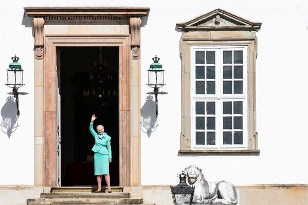 Королева Дании Маргрете II  на ступенях дворца Фреденсборг. Замок, расположенный на датском острове Зеландия, является весенней и осенней резиденцией датской королевской семьи. - Sputnik Беларусь
