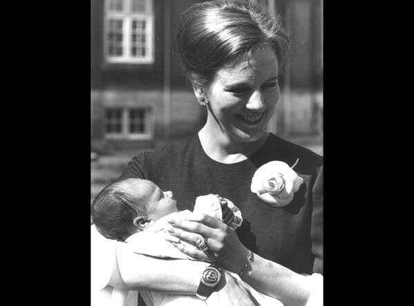Кронпринцесса Маргрете держит на руках своего старшего сына принца Фредерика, 1968 год. Через год родится еще один сын Йоаким. - Sputnik Беларусь