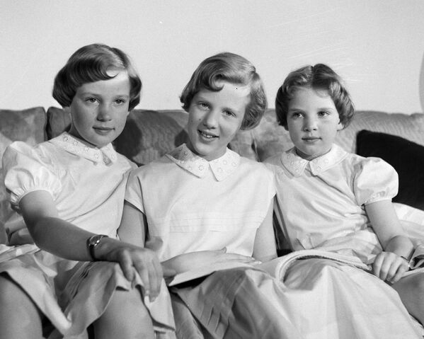 Маленькая Маргрете не сразу стала наследной принцессой: родители девочки еще много лет питали надежду, что в их семье появится мальчик. Кронпринцесса Маргрете со своими сестрами принцессой Бенедиктой (слева) и принцессой Анной-Марией (справа), 1954 год. В 12 лет юная Маргрете получила свое законное право именоваться кронпринцессой. - Sputnik Беларусь