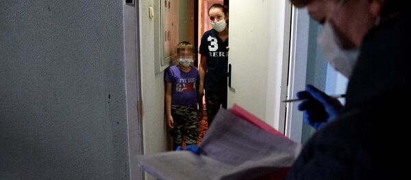 Проверяющие в кваритру не заходят - соблюдают необходимую дистанцию - Sputnik Беларусь