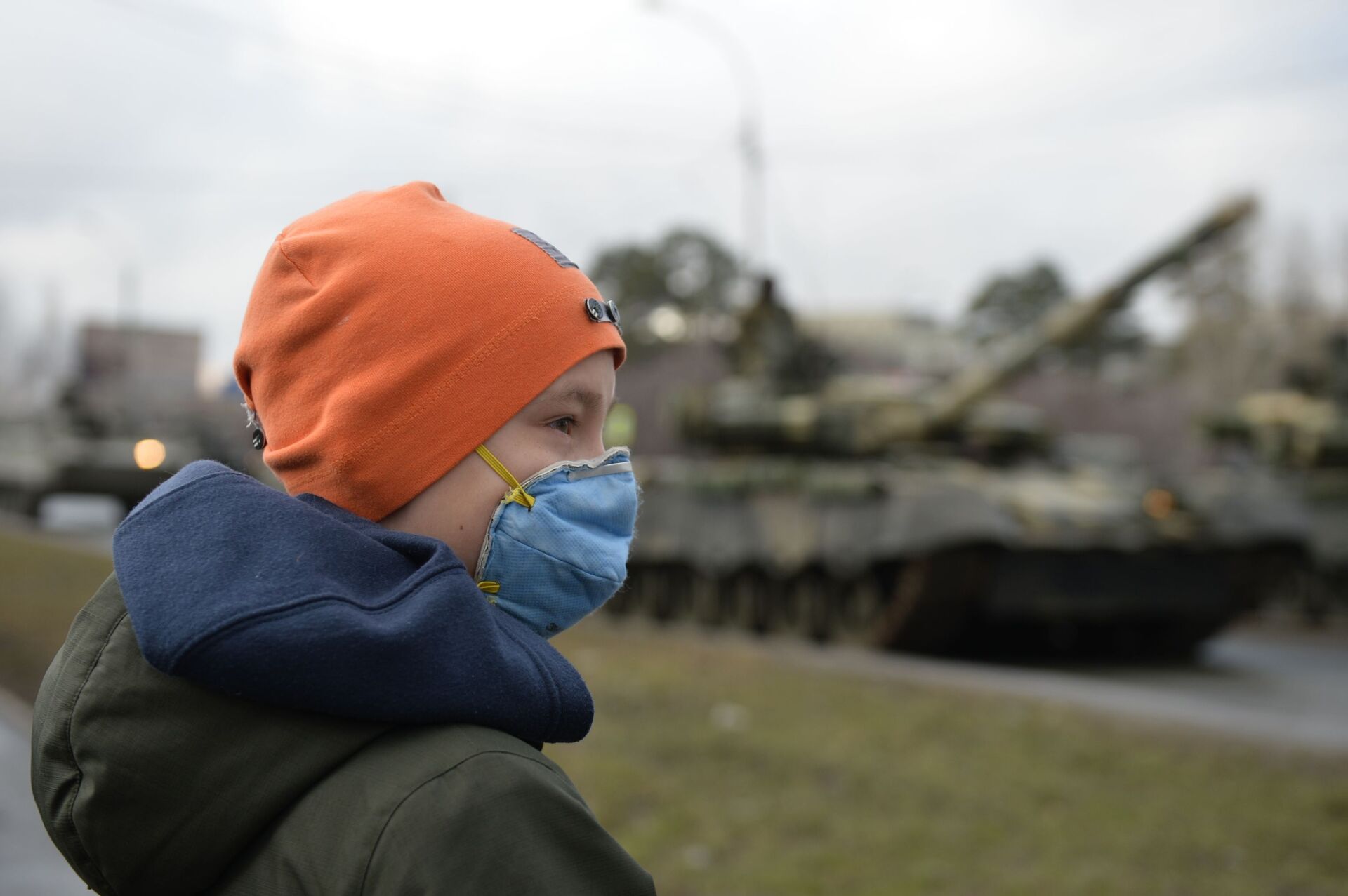 Мальчик в защитной маске наблюдает за репетицией парада - Sputnik Беларусь, 1920, 29.06.2021