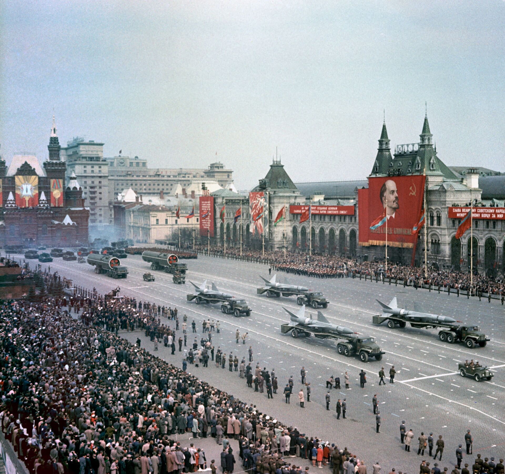 Военный парад на Красной площади, посвященный 20-летию Победы над фашистской Германией в Великой Отечественной войне 1941-1945 годов - Sputnik Беларусь, 1920, 29.06.2021