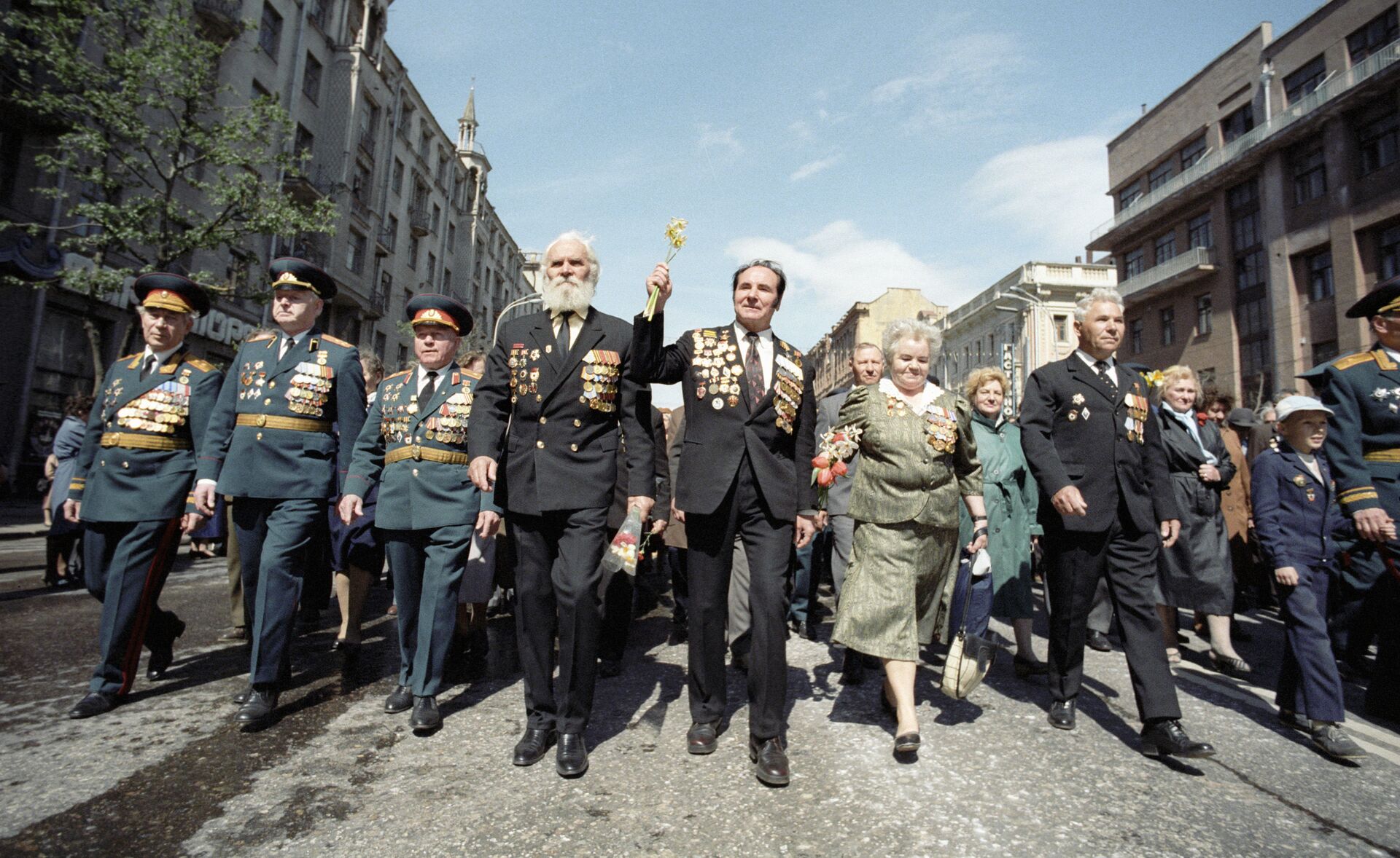 Ветераны участвуют в параде в честь 45-й годовщины Победы в Великой Отечественной войне (1990 год) - Sputnik Беларусь, 1920, 29.06.2021