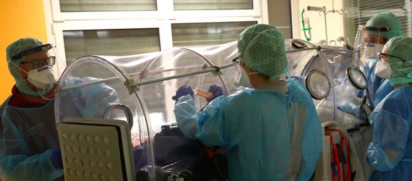 Транспортировка больного, с подозрением на коронавирус, в Германии Транспортировка больного, с подозрением на коронавирус, в Германии - Sputnik Беларусь