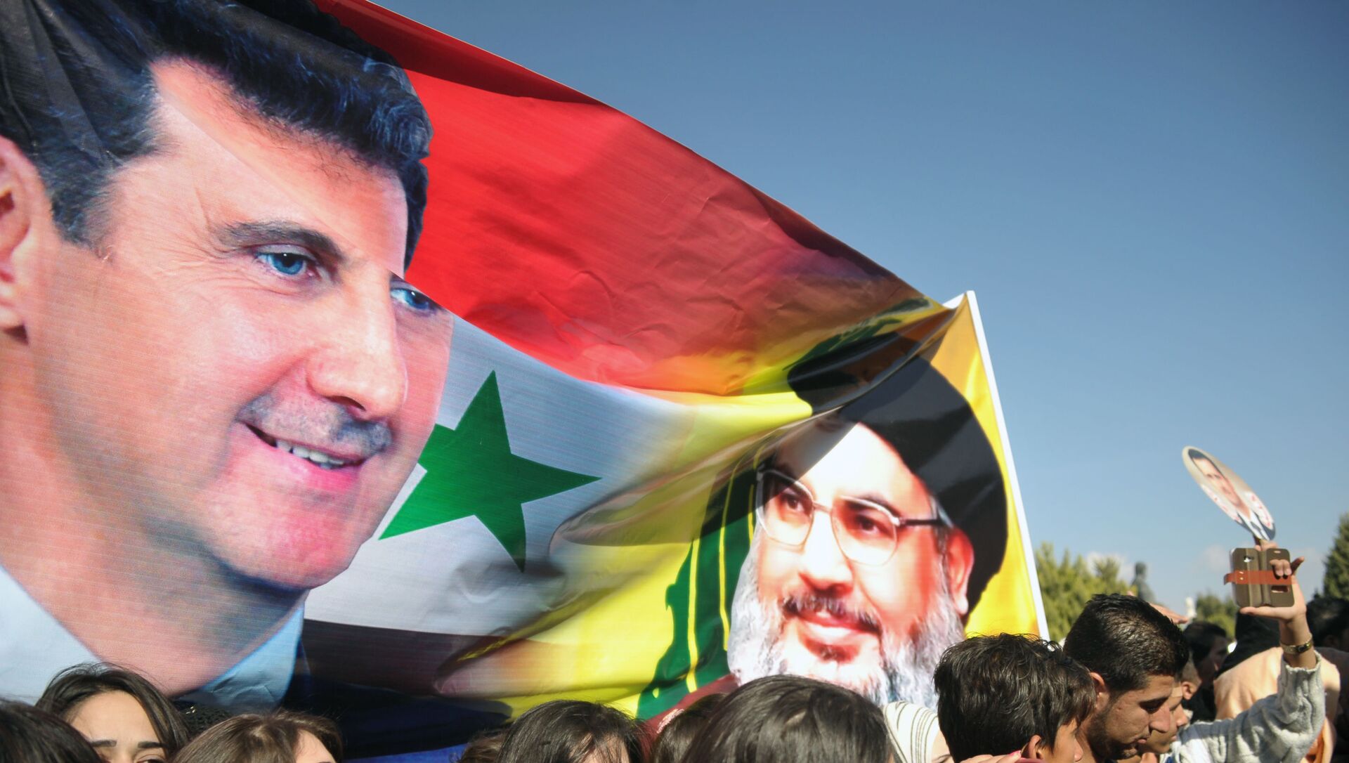 Флаг Сирии с портретом Башара Асада  - Sputnik Беларусь, 1920, 06.04.2021