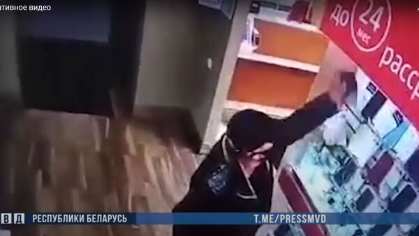 Мужчина в маске разгромил топором витрину в салоне сотовой связи - видео - Sputnik Беларусь