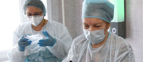Врачи с тестами на COVID-19 - Sputnik Беларусь